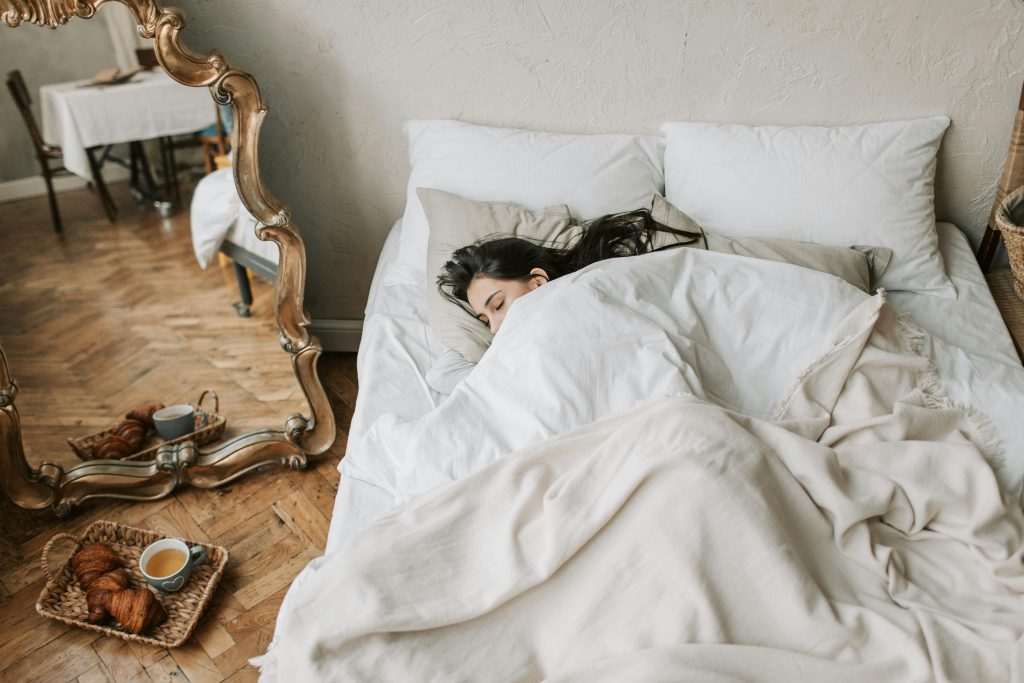 personne qui dort avec de bon oreiller